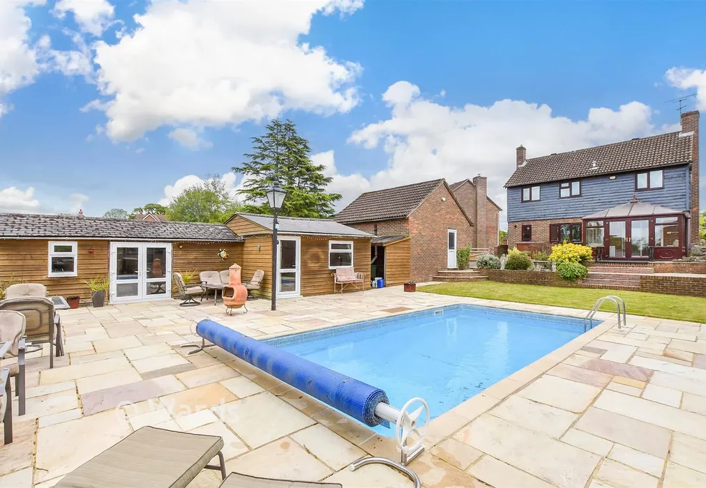Rear Garden - South Lea, Kingsnorth, Kent - Wards of Kent