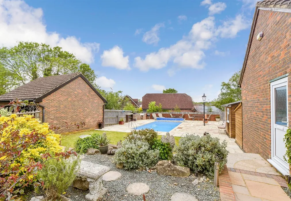 Rear Garden - South Lea, Kingsnorth, Kent - Wards of Kent