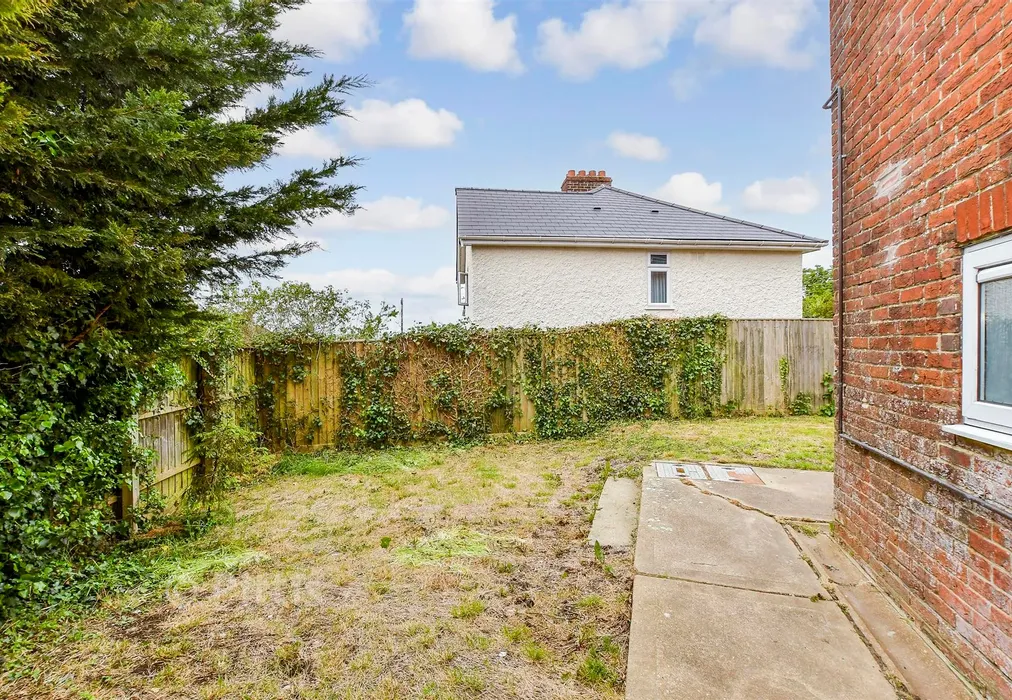 Rear Garden - School Lane, Carisbrooke, Newport, Isle of Wight - Wards of Kent