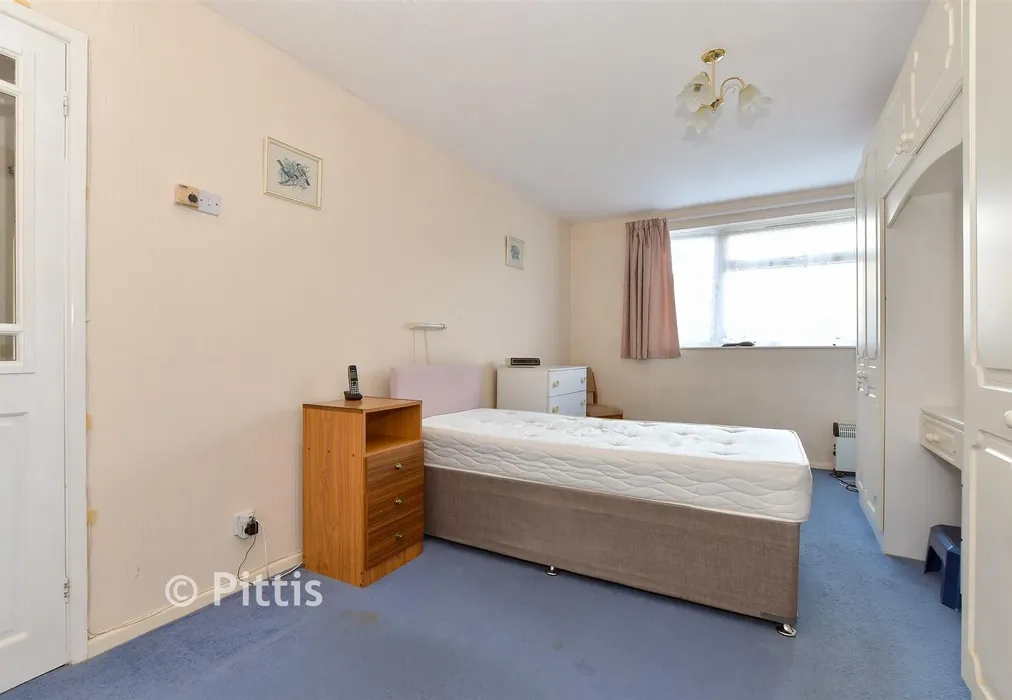 Bedroom 1 - Howard Road, Shanklin, Isle of Wight - Wards of Kent