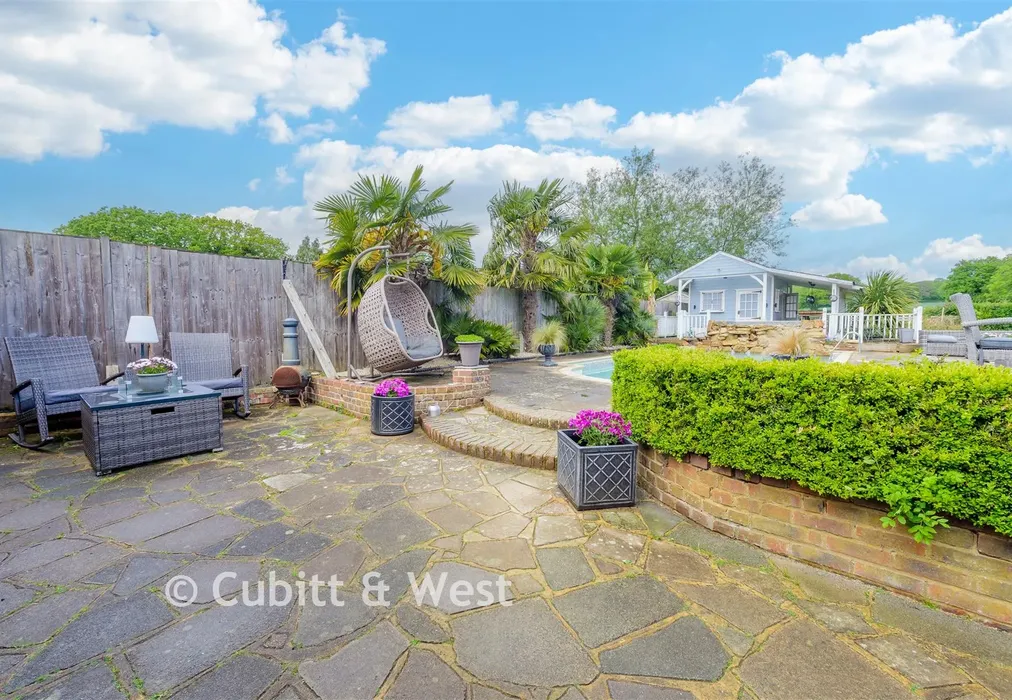 Rear Garden - Whitewood Lane, Horne, Horley, Surrey - Wards of Kent