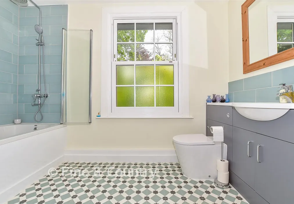 En-Suite Bathroom - Swan Lane, Sellindge, Ashford, Kent - Wards of Kent