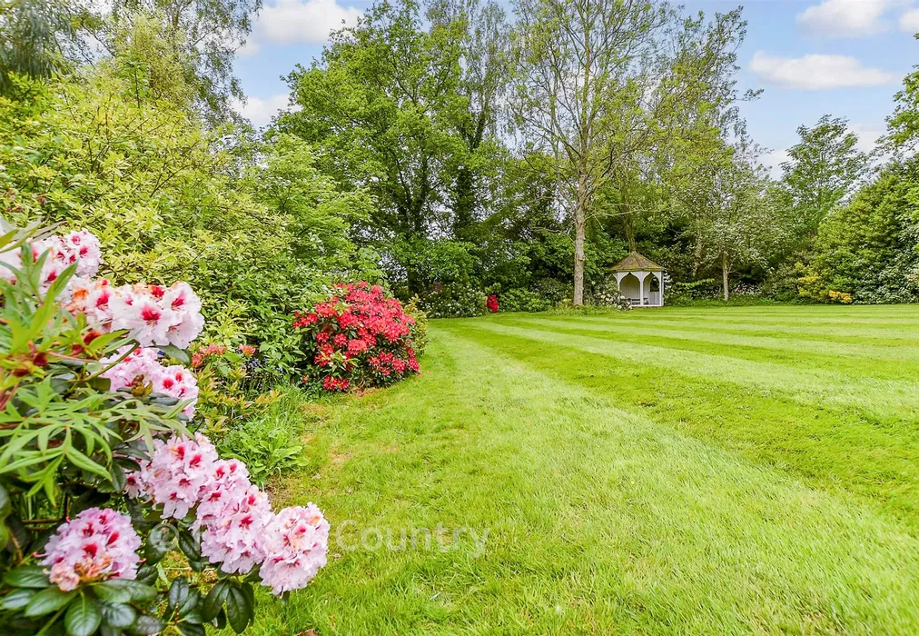 Rear Garden - Swan Lane, Sellindge, Ashford, Kent - Wards of Kent