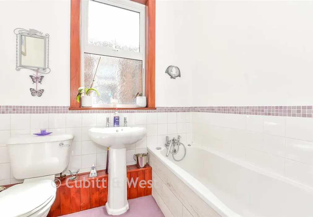 Bathroom - Chichester Road, Portsmouth, Hampshire - Wards of Kent