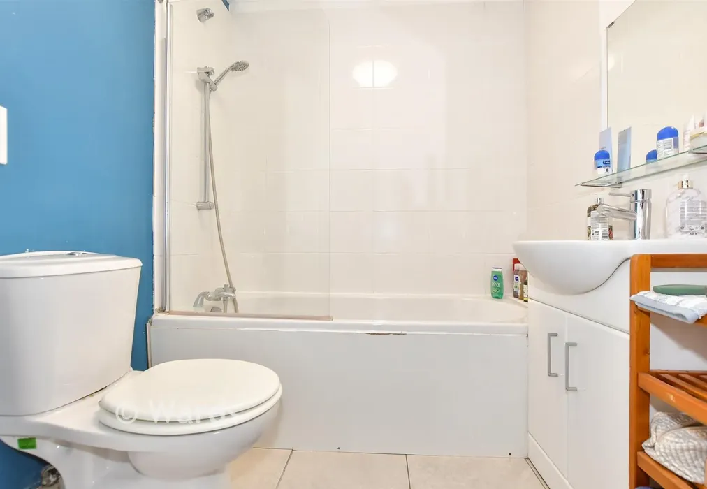 Bathroom - Sandgate Road, Folkestone, Kent - Wards of Kent