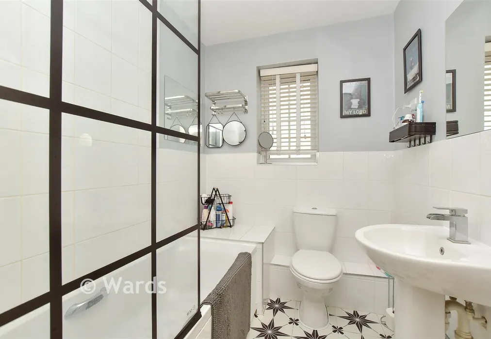 Bathroom - Hazen Road, Kings Hill, West Malling, Kent - Wards of Kent