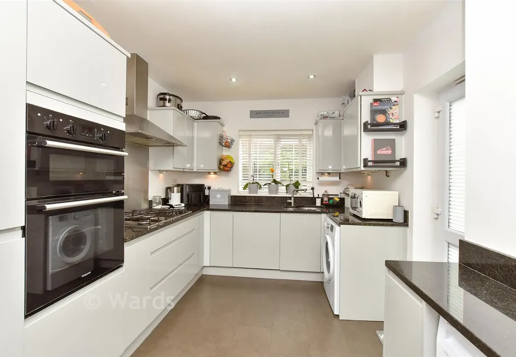 Kitchen - Hazen Road, Kings Hill, West Malling, Kent - Wards of Kent