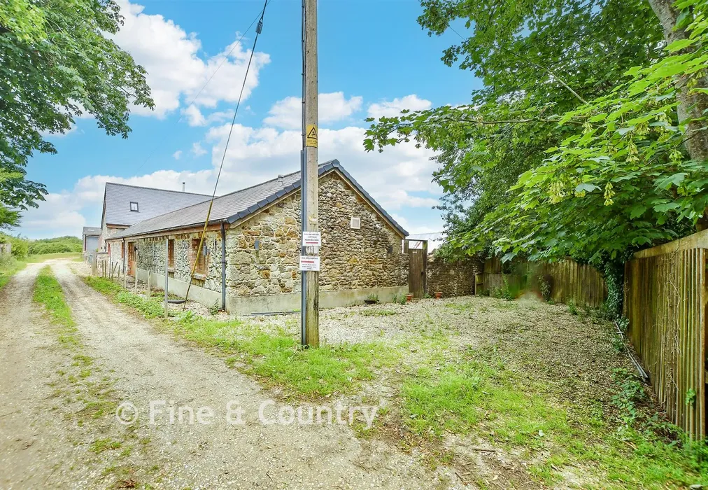 Driveway/Parking - Ford Farm Lane, Whitwell, Isle of Wight - Wards of Kent
