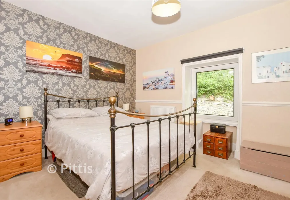 Bedroom 1 - Spring Hill, Ventnor, Isle of Wight - Wards of Kent