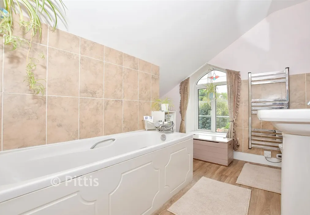 En-Suite Bathroom - Spring Hill, Ventnor, Isle of Wight - Wards of Kent