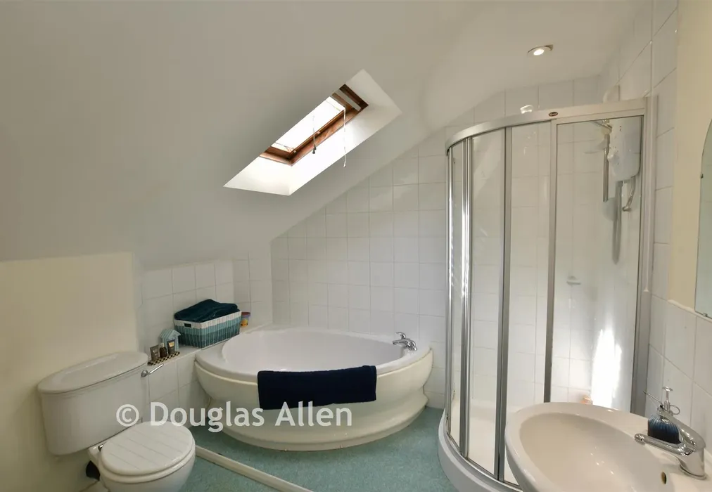 En-Suite - Hobbs Cross Road, Harlow, Essex - Wards of Kent