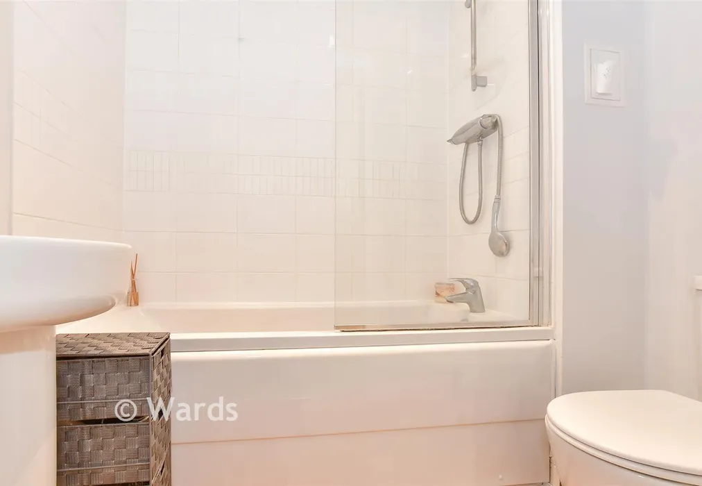Bathroom - Medway Wharf Road, Tonbridge, Kent - Wards of Kent