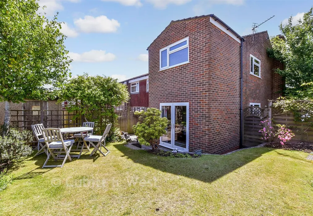 Rear Garden - Meadow Way, Petworth, West Sussex - Wards of Kent