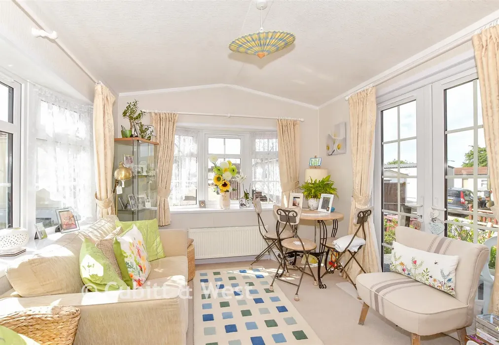 Lounge - Slipper Road, Emsworth, Hampshire - Wards of Kent