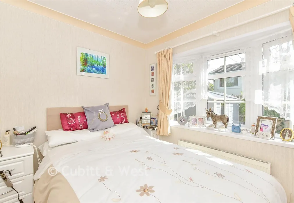 Bedroom 1 - Slipper Road, Emsworth, Hampshire - Wards of Kent