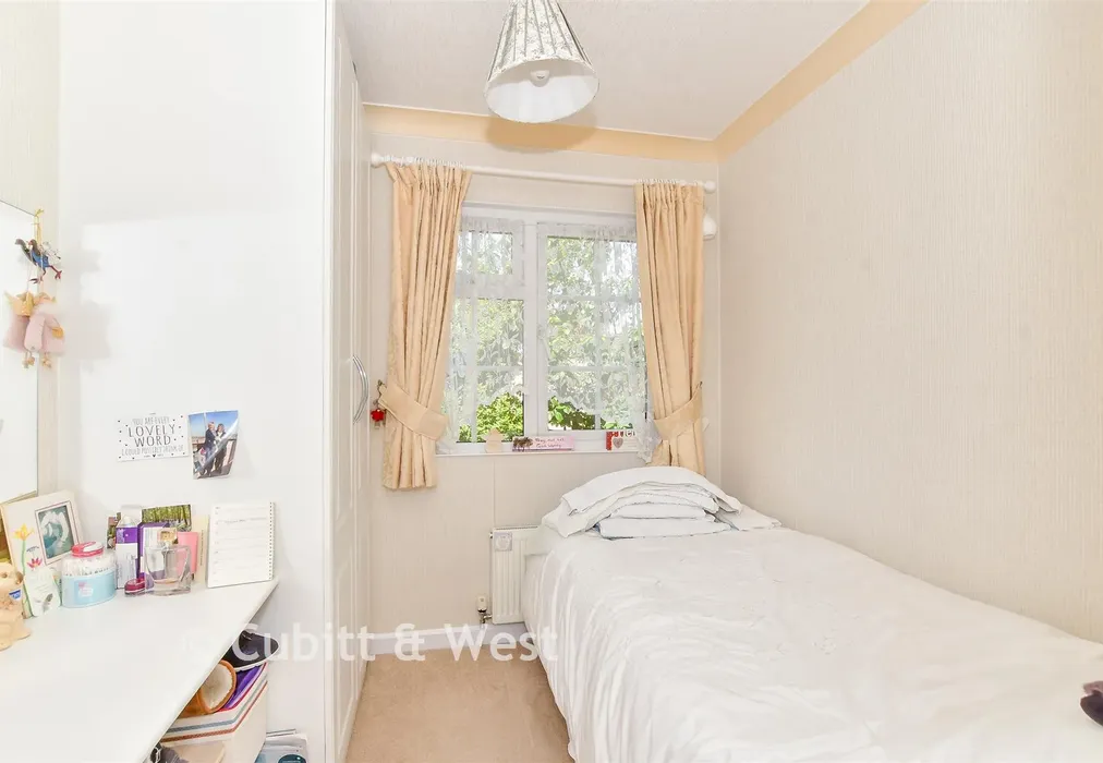 Bedroom 2 - Slipper Road, Emsworth, Hampshire - Wards of Kent