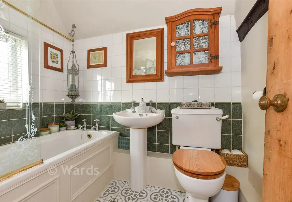 Bathroom - Mongeham Road, Deal, Kent - Wards of Kent