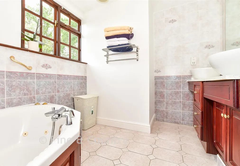 Bathroom - Tonbridge Road, Hildenborough, Tonbridge, Kent - Wards of Kent