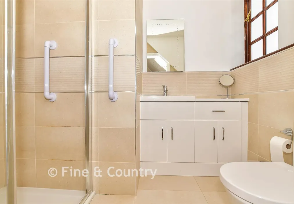 En-Suite Shower Room - Tonbridge Road, Hildenborough, Tonbridge, Kent - Wards of Kent