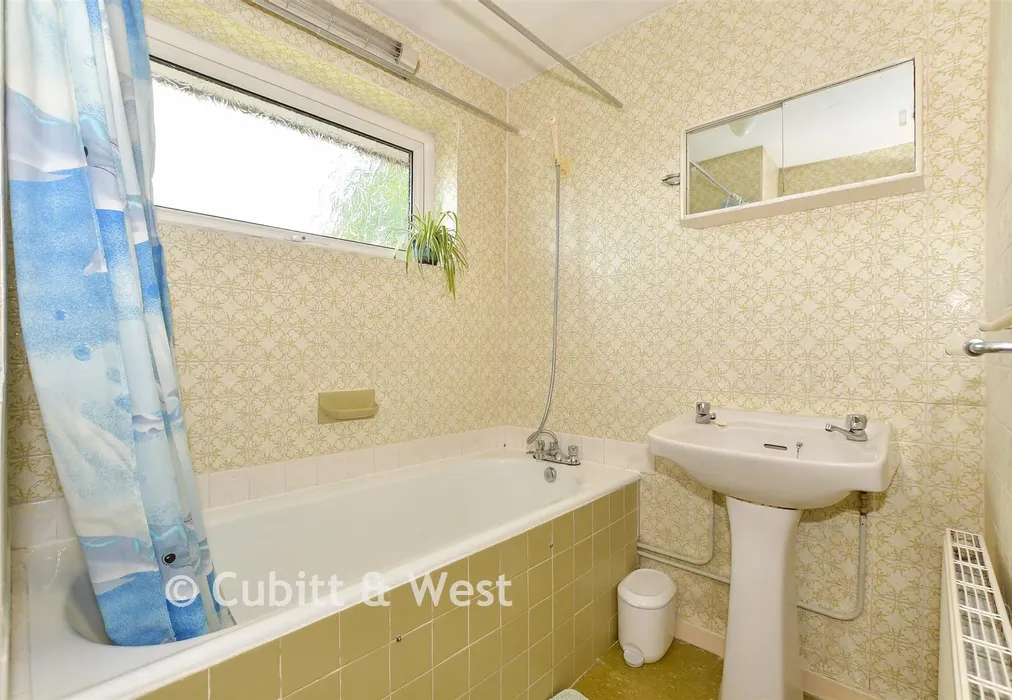 Bathroom - St. Leonard's Road, Horsham, West Sussex - Wards of Kent