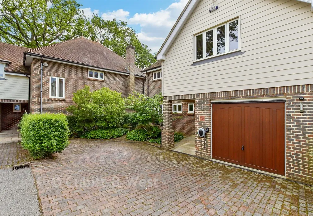 Driveway/Parking - Henfield Road, Cowfold, Horsham, West Sussex - Wards of Kent