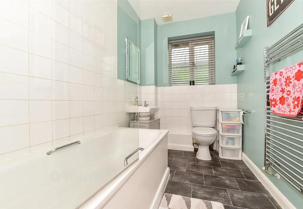 Bathroom - Cruttenden Close, Tenterden, Kent - Wards of Kent