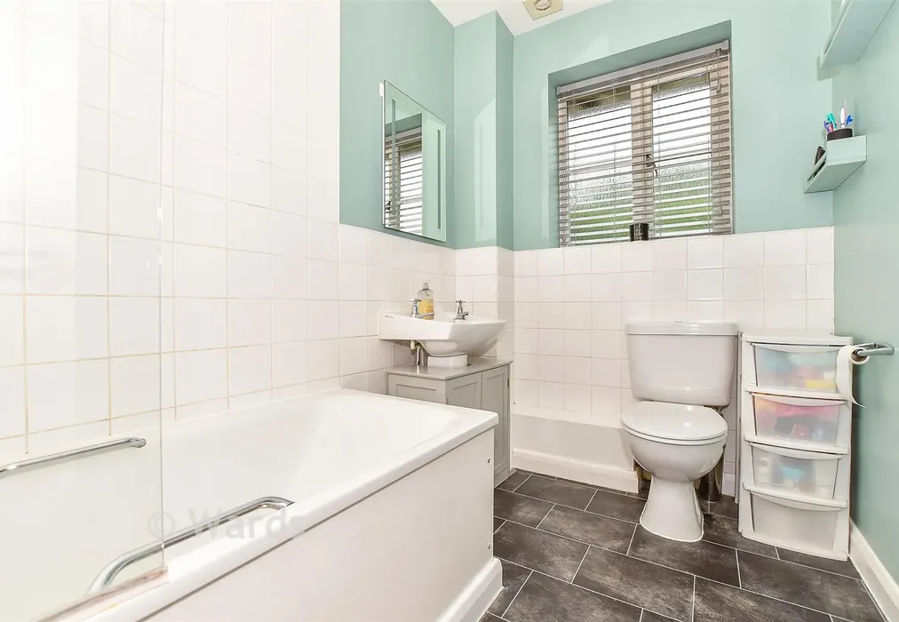 Bathroom - Cruttenden Close, Tenterden, Kent - Wards of Kent