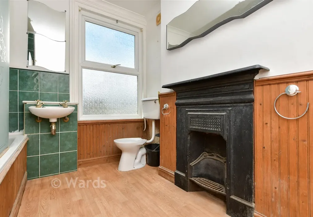 Bathroom - Walpole Road, Cliftonville, Kent - Wards of Kent