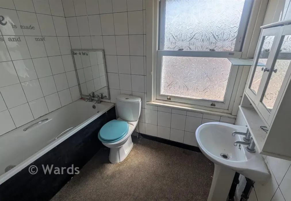 Bathroom - Hamilton Road, Dover, Kent - Wards of Kent