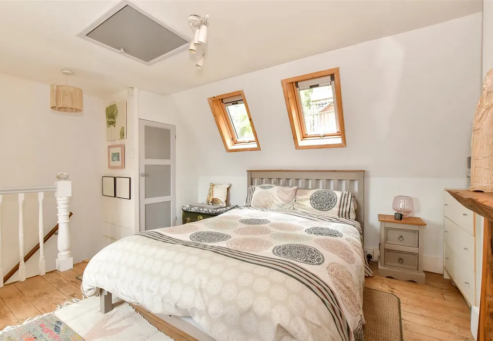 Bedroom 1 - Mitchell Avenue, Ventnor, Isle of Wight - Wards of Kent