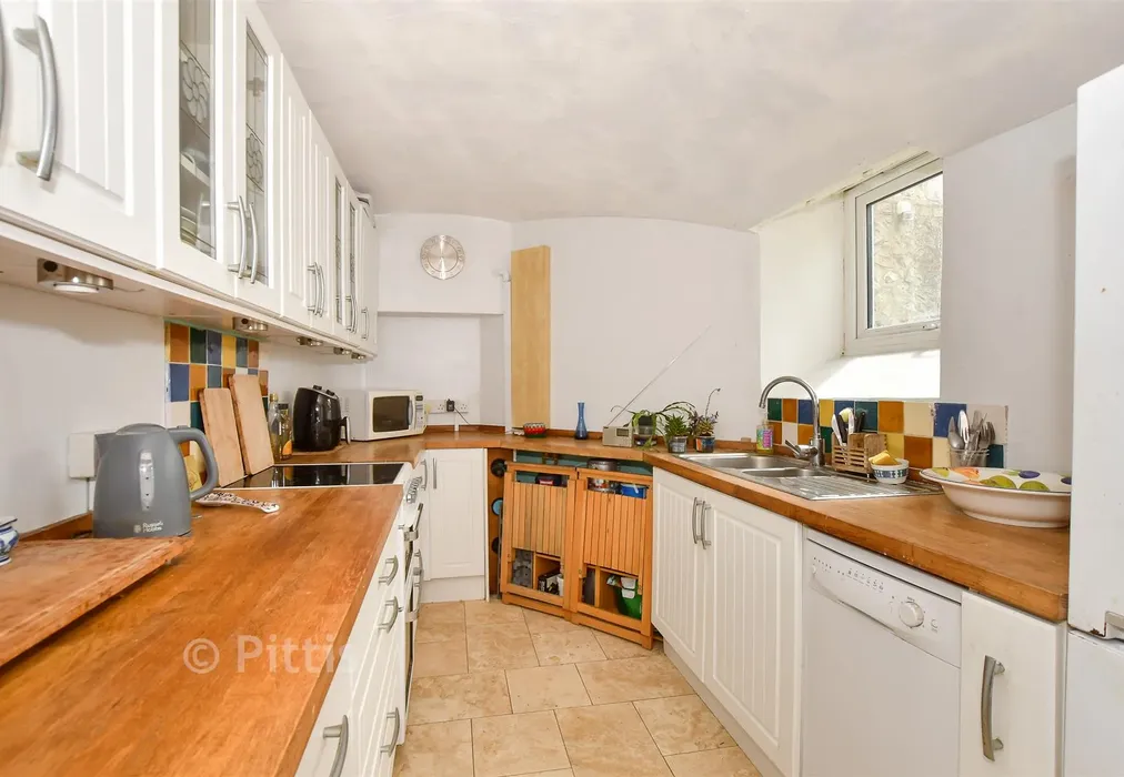 Kitchen - Mitchell Avenue, Ventnor, Isle of Wight - Wards of Kent