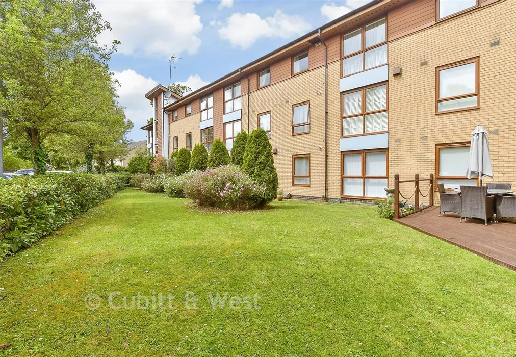Communal Gardens - Commonwealth Drive, Three Bridges, Crawley, West Sussex - Wards of Kent