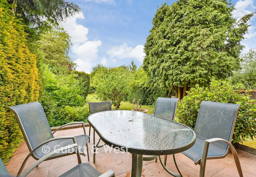 Rear Garden - Beacon Way, Banstead, Surrey - Wards of Kent