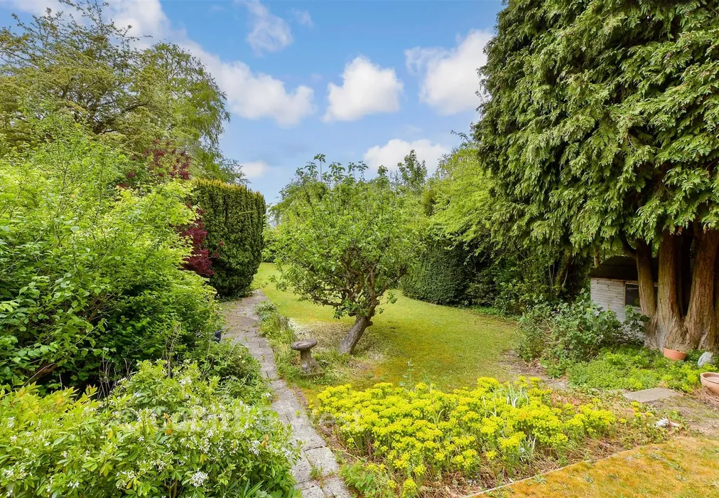 Rear Garden - Beacon Way, Banstead, Surrey - Wards of Kent