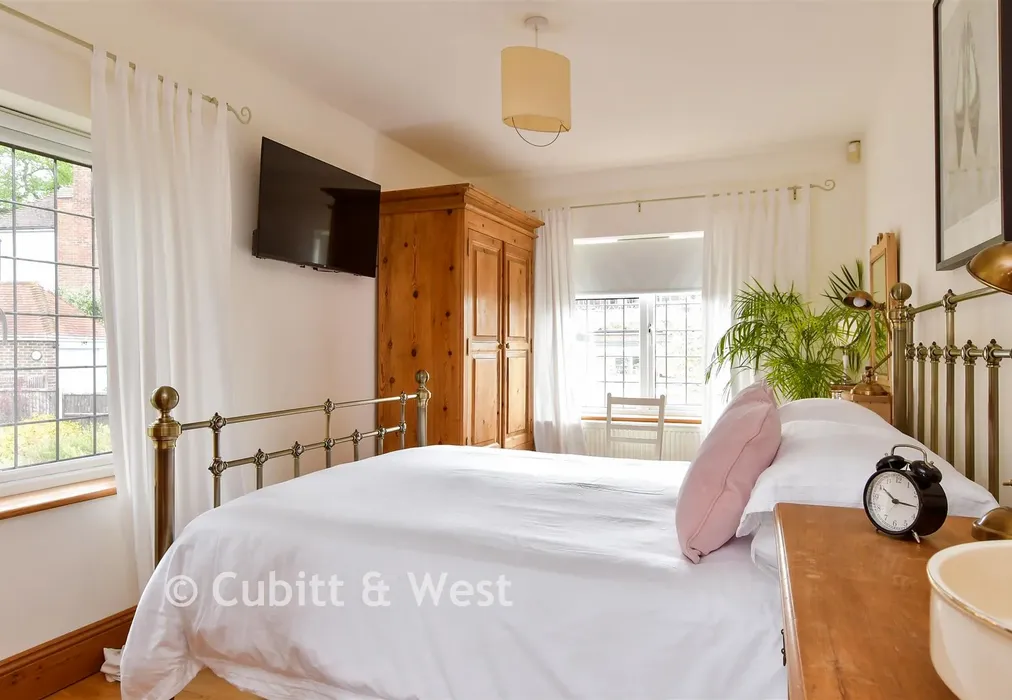 Bedroom 1 - Hollingbury Copse, Brighton, East Sussex - Wards of Kent