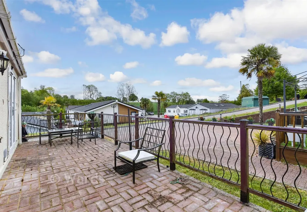 Side Garden - Castle Drive, Harrietsham, Maidstone, Kent - Wards of Kent