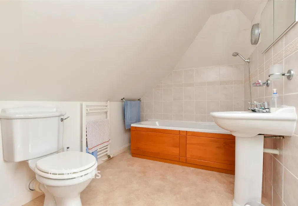 En-Suite Bathroom - The Ridgeway, Broadstairs, Kent - Wards of Kent