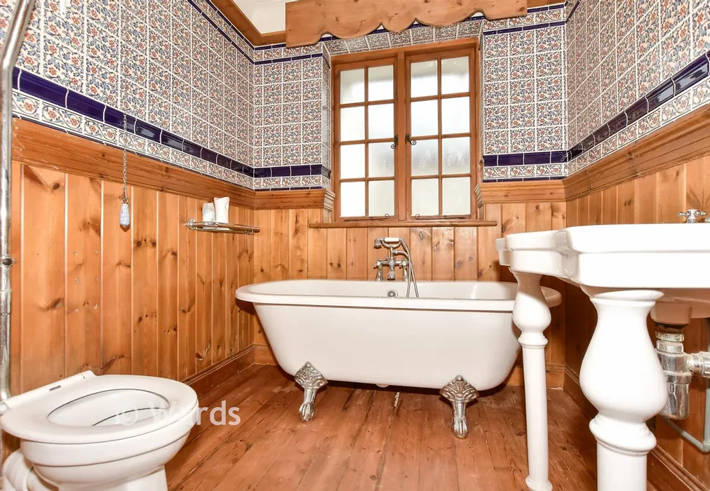 Bathroom - Monkton Road, Minster, Ramsgate, Kent - Wards of Kent
