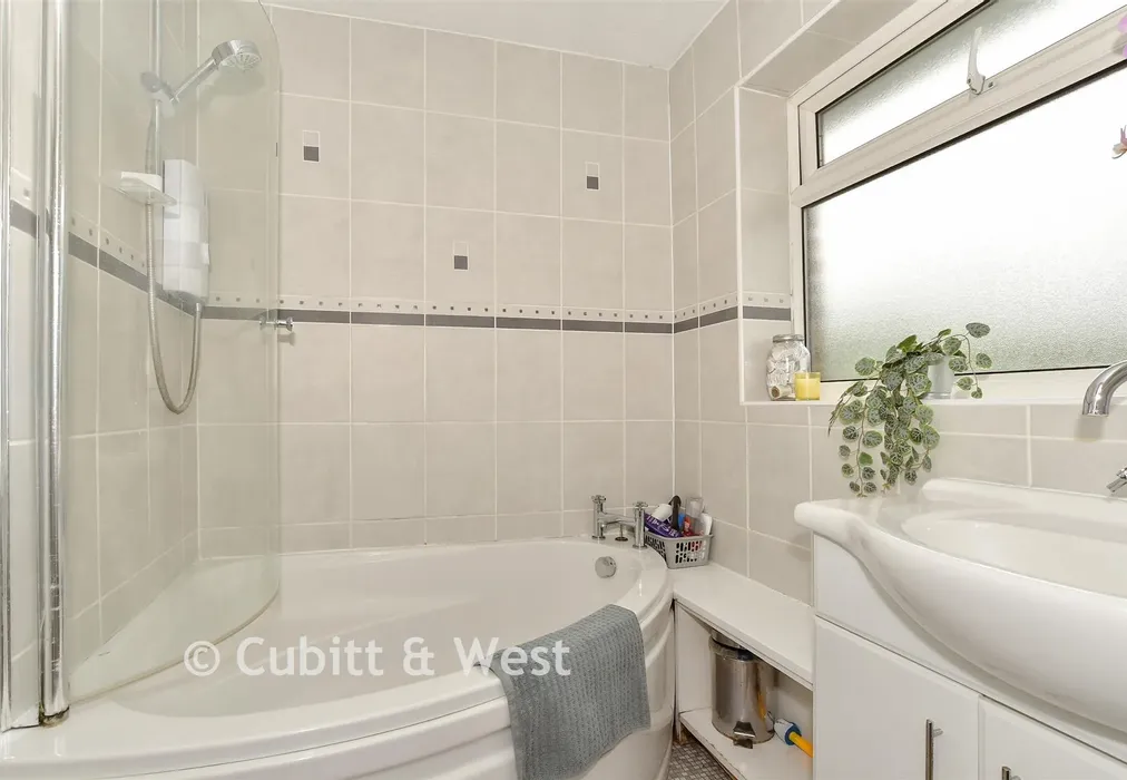 Bathroom - Brushwood Road, Horsham, West Sussex - Wards of Kent