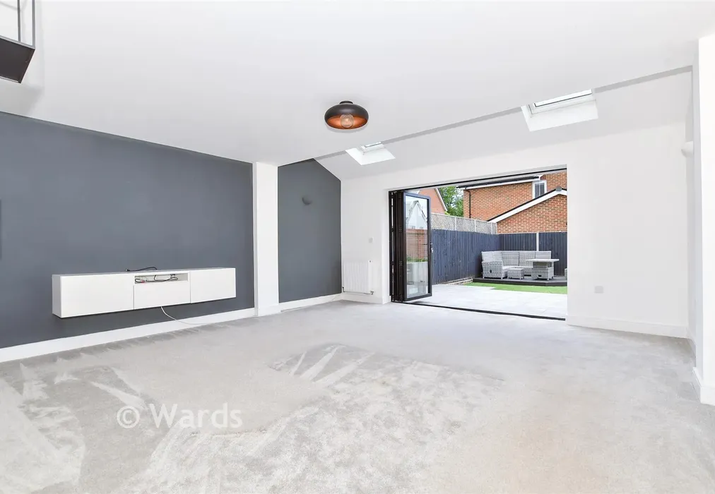Lounge - Alans Gardens, Yalding, Maidstone, Kent - Wards of Kent