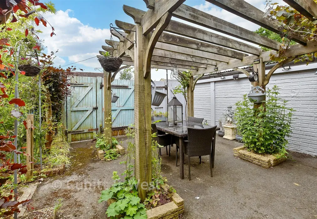 Front Garden - Rotherfield Lane, Mayfield, East Sussex - Wards of Kent