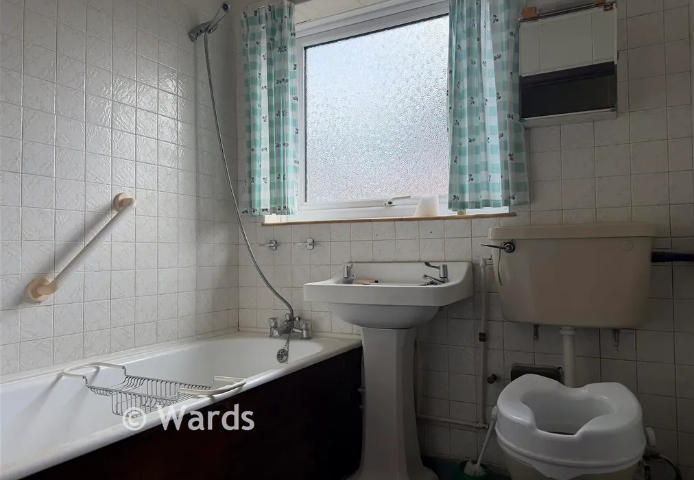 Bathroom - Freemans Road, Minster, Ramsgate, Kent - Wards of Kent