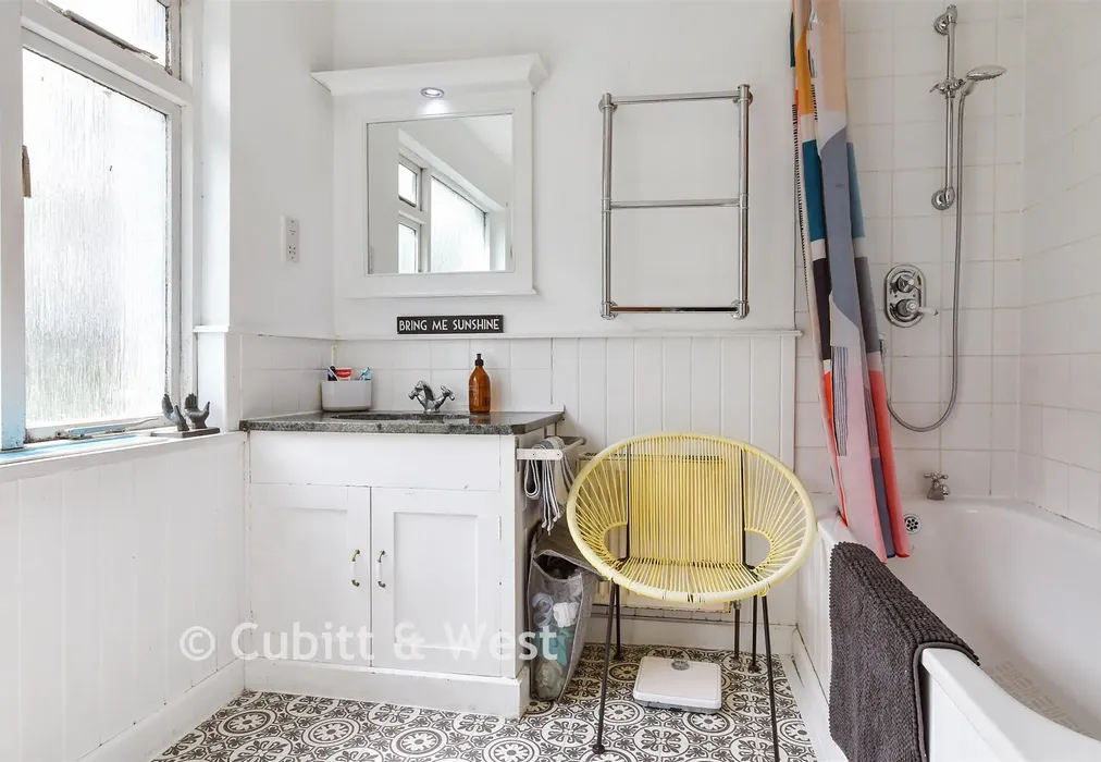 Bathroom - Islingword Street, Brighton, East Sussex - Wards of Kent