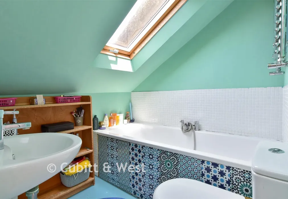 En-Suite Bathroom - Islingword Street, Brighton, East Sussex - Wards of Kent