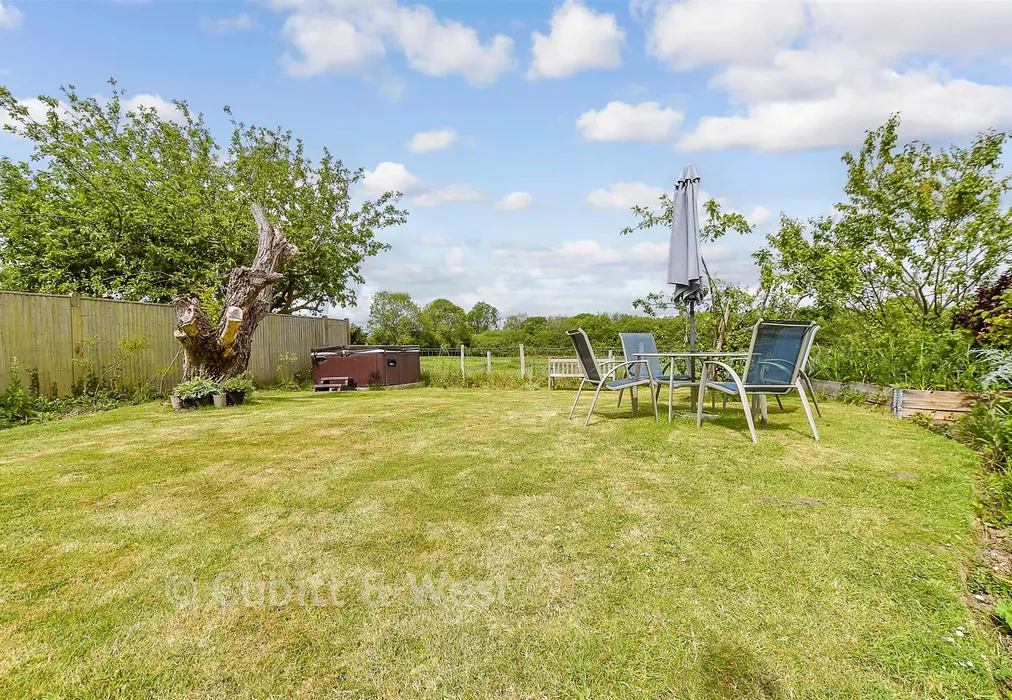 Rear Garden - The Street, Selmeston, East Sussex - Wards of Kent