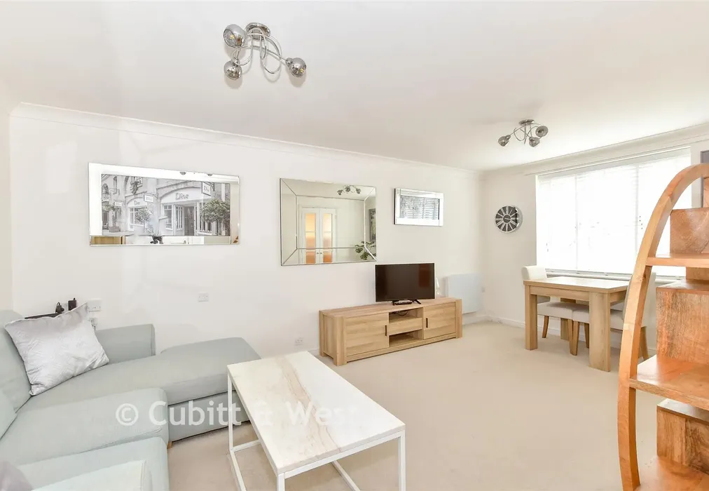 Lounge/Diner - Queens Street, Arundel, West Sussex - Wards of Kent