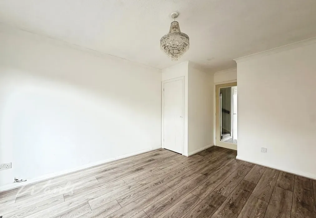 Lounge. - Richmond Drive Gravesend DA12 - Wards of Kent