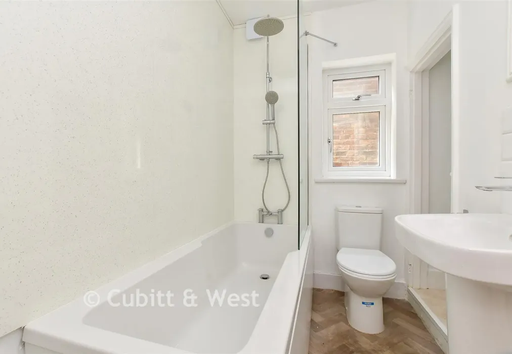 Bathroom - Alpine Road, Redhill, Surrey - Wards of Kent