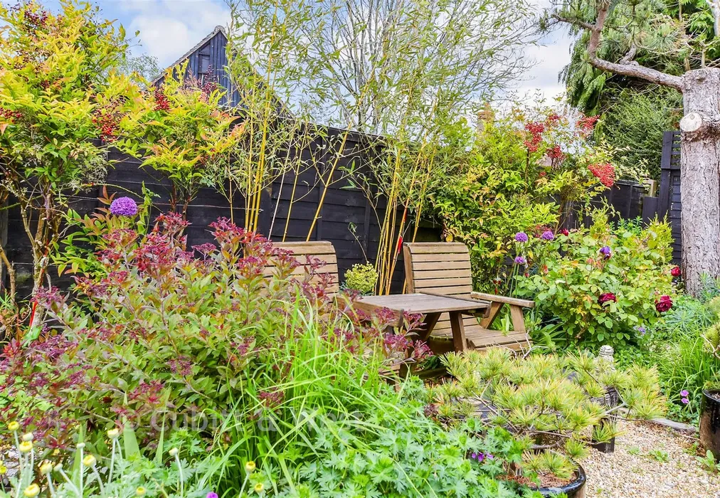 External Lifestyle Photograph - Weald View, Barcombe, Lewes, East Sussex - Wards of Kent