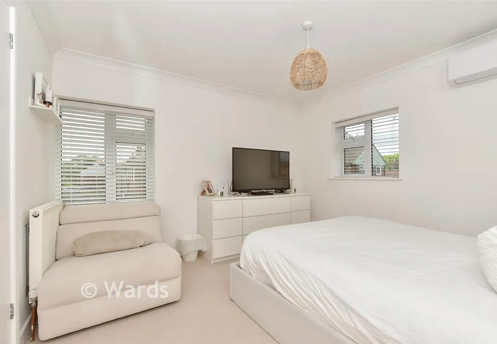 Bedroom 1 - Greenside, High Halden, Ashford, Kent - Wards of Kent